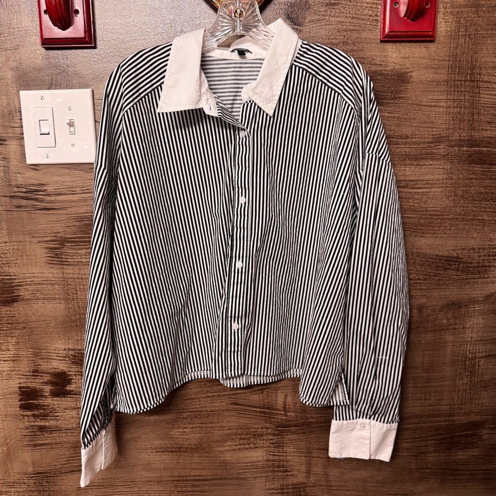 Limited cropped poplin top